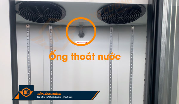 Ống thoát nước tủ mát 3 cánh kính berjaya